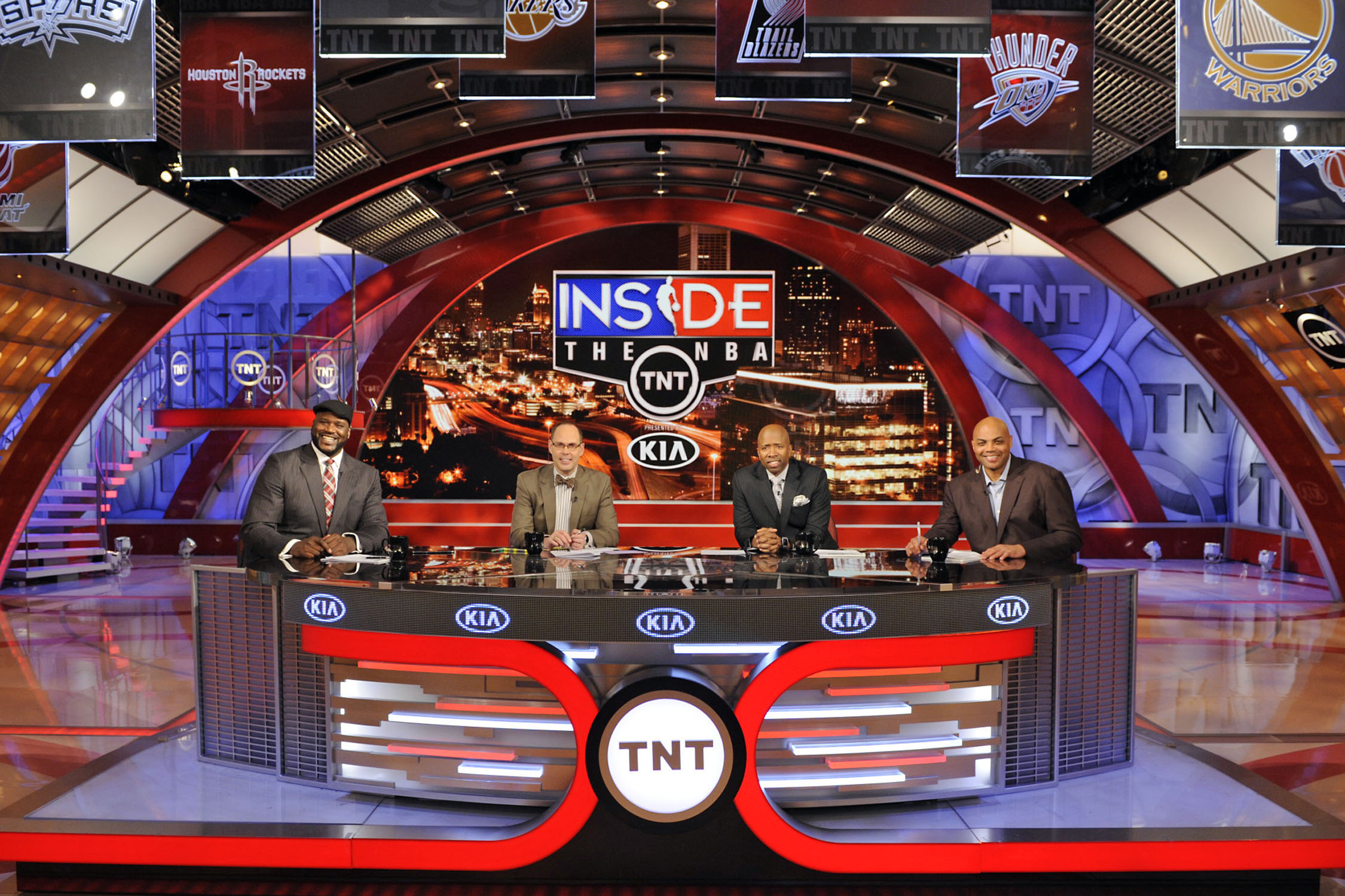 Легендарный ведущий Эррни Джонсон покидает «Inside the NBA» из-за проблем со здоровьем