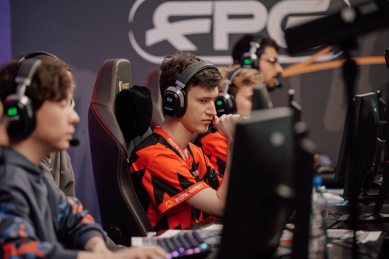 Team Yandex сенсационно обыграла Team Liquid и захватила лидерство в группе A на PARI Universe
