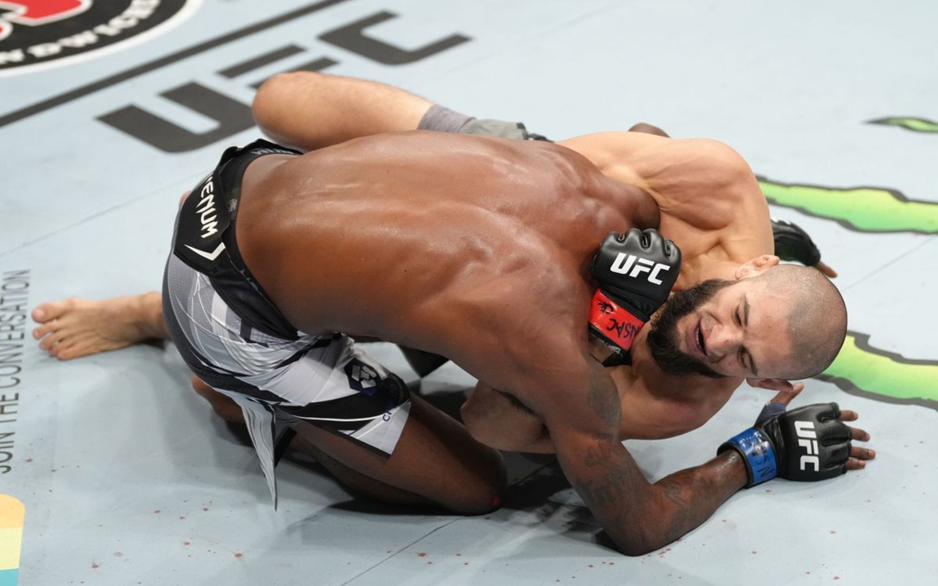Триумф и боль поражения: закулисье эмоций UFC 333