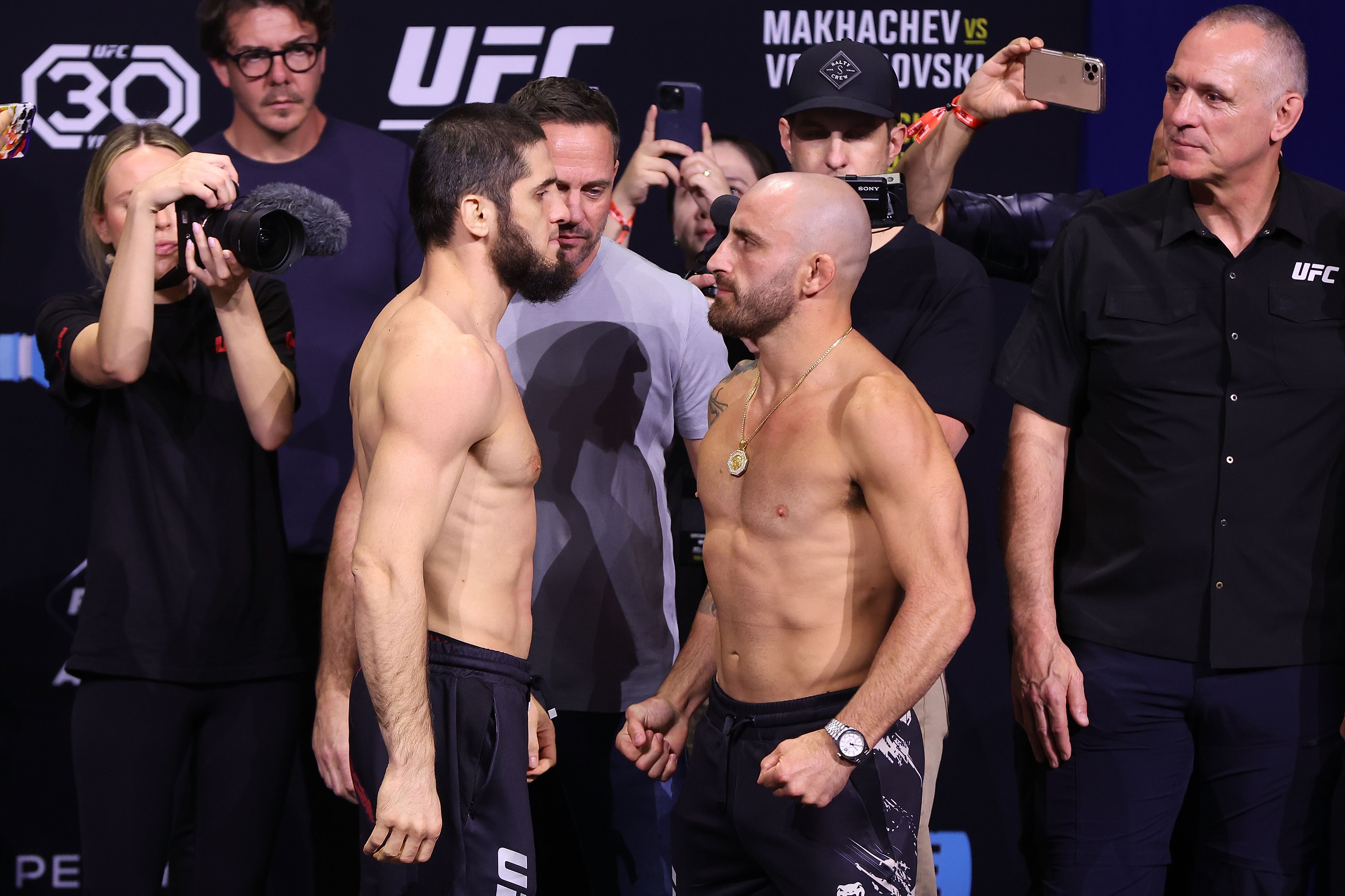 Церемония взвешивания и финальная битва взглядов перед турниром UFC 333: Волкановски против Евлоева