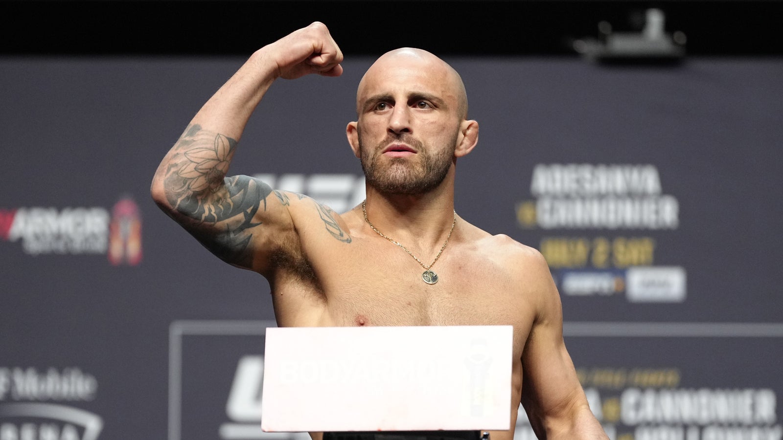Битва на весах: Александр Волкановски и Мовсар Евлоев сошлись перед UFC 333